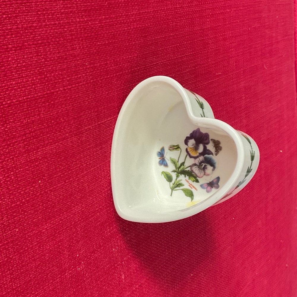 Portmeirion heart shaped ramakin. Panzy pattern